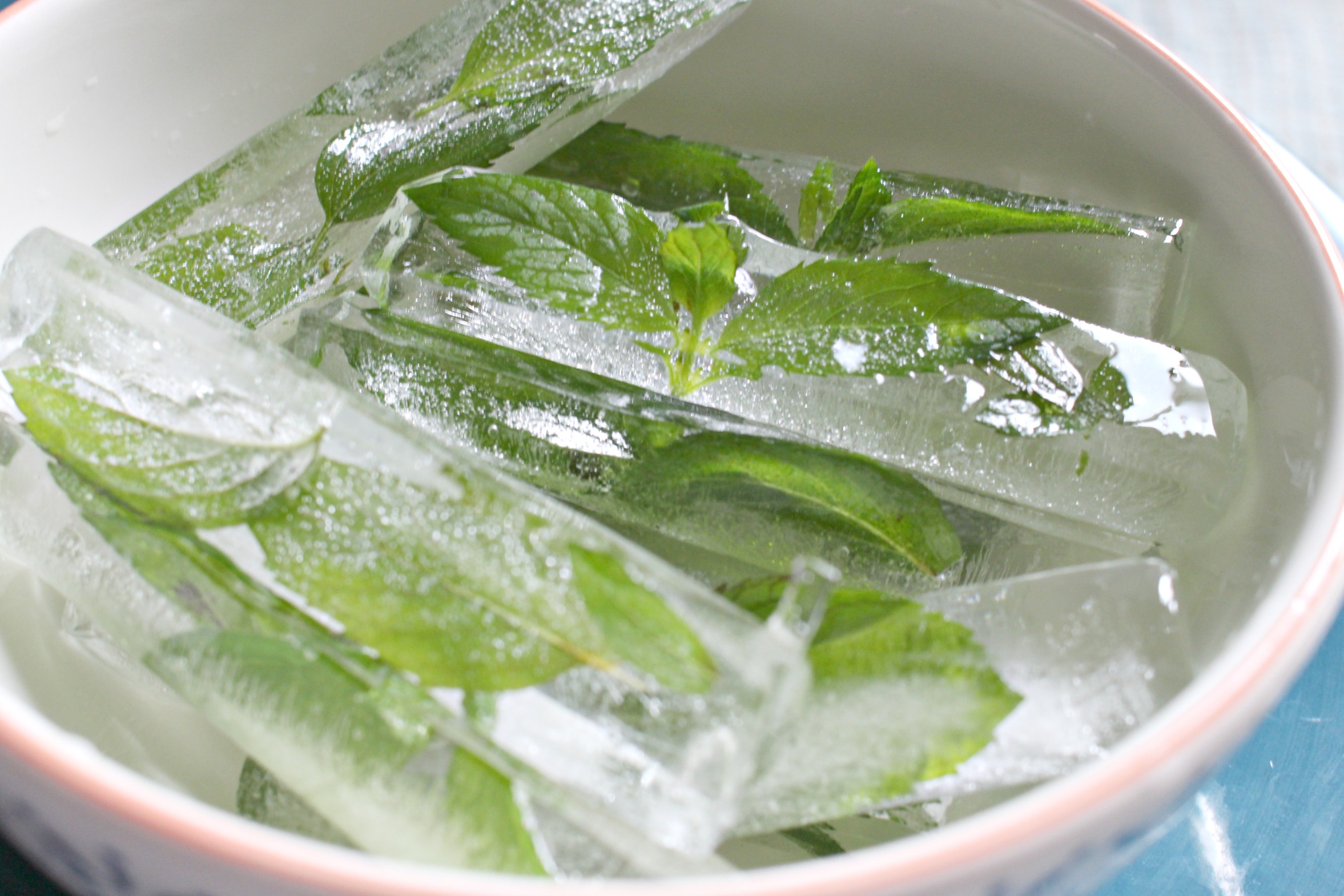minty ice cubes for drinks