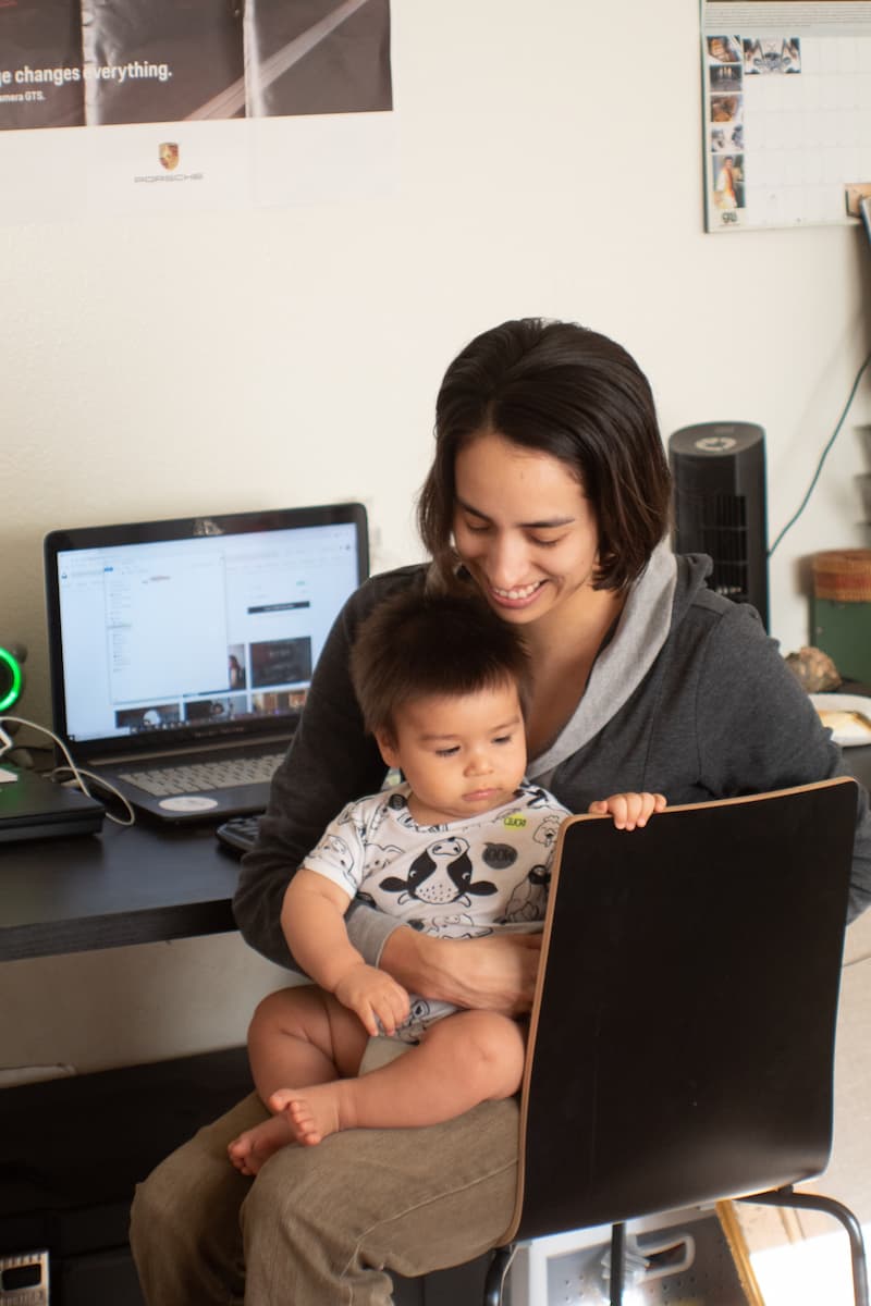 4 Helpful Tips for New Moms in College