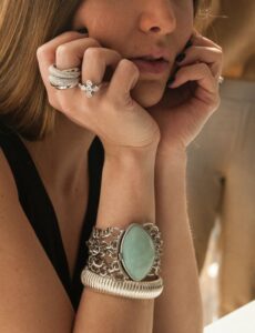 How to Buy Jewelry for Mom on a Budget: 4 Smart Tips