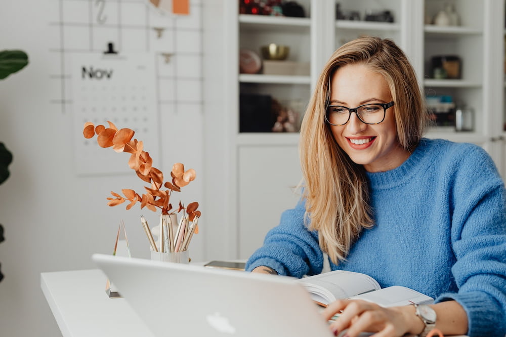 Woman at a laptop comparing savings and CD rates online Woman at a laptop comparing savings and CD rates online