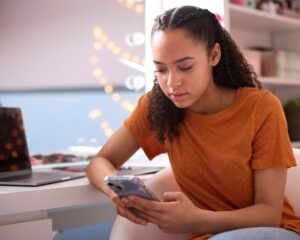 How to Set Healthy Social Media Boundaries for Teens
