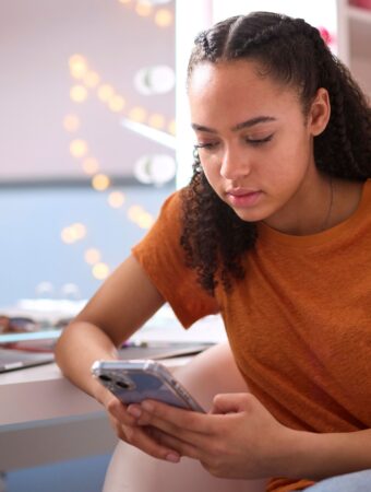 How to Set Healthy Social Media Boundaries for Teens