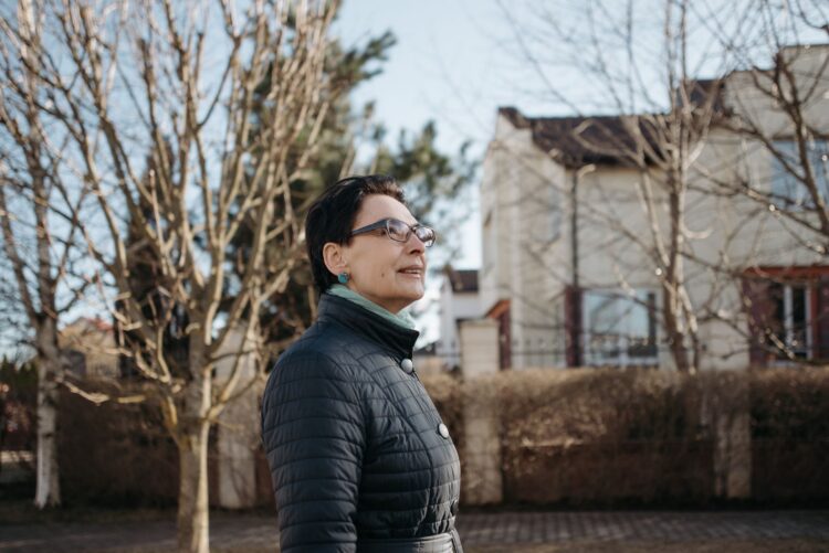 Letting Go of Your Old Home: Why It's Hard and What Helps 3 pexels woman looking at house home